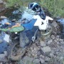Mi bmw g650x rodeada de agua y piedras